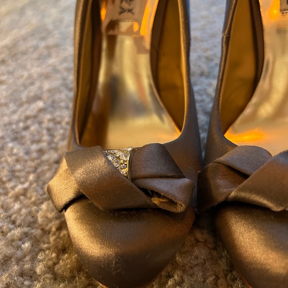 Badgley Mischka Mocha Brown Satin Pumps With Bow and Crystal Toe Size 6.5 - Picture 4 of 10